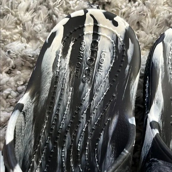 Marble Pattern Slides in Black and White - Picture 3 of 8